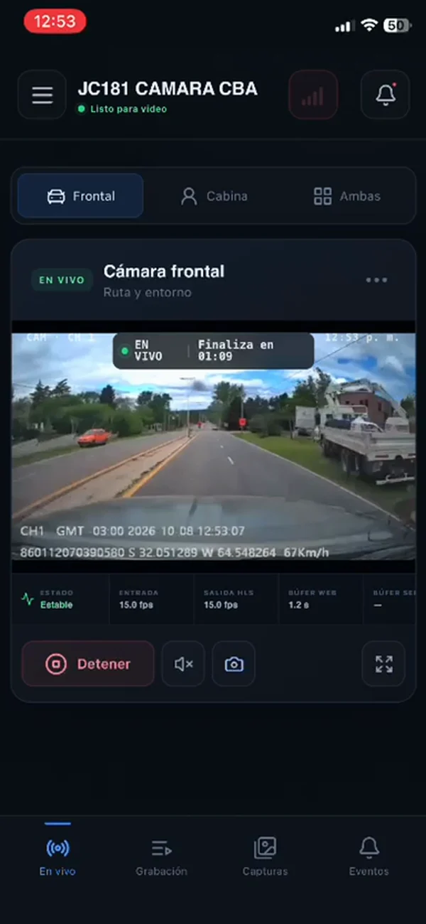 App de Satelital Oeste mostrando la cámara frontal en vivo, con fecha, posición y velocidad