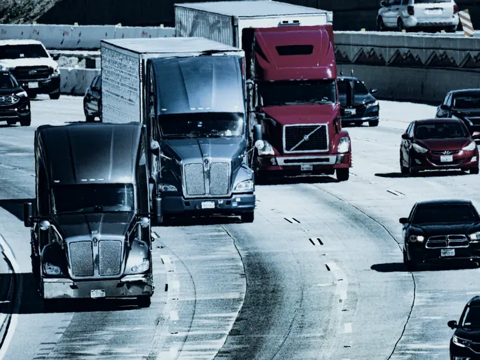 Camiones circulando por una autopista de varios carriles