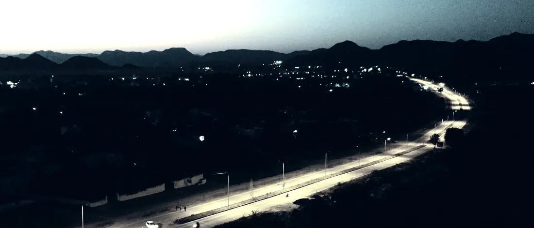 Ruta iluminada al anochecer vista desde arriba